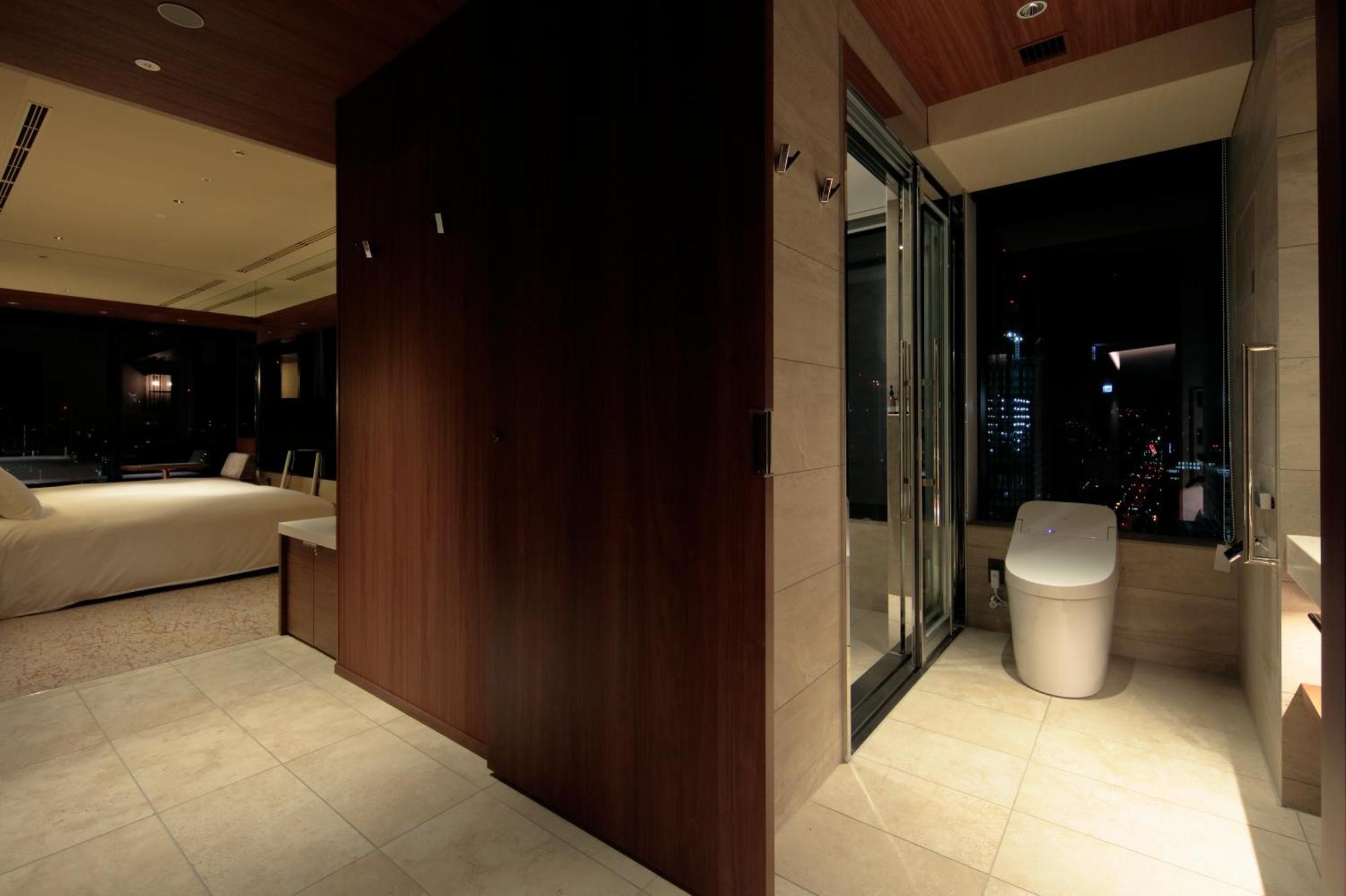 Candeo Hotels Osaka The Tower 객실 사진 A modern Japanese toilet