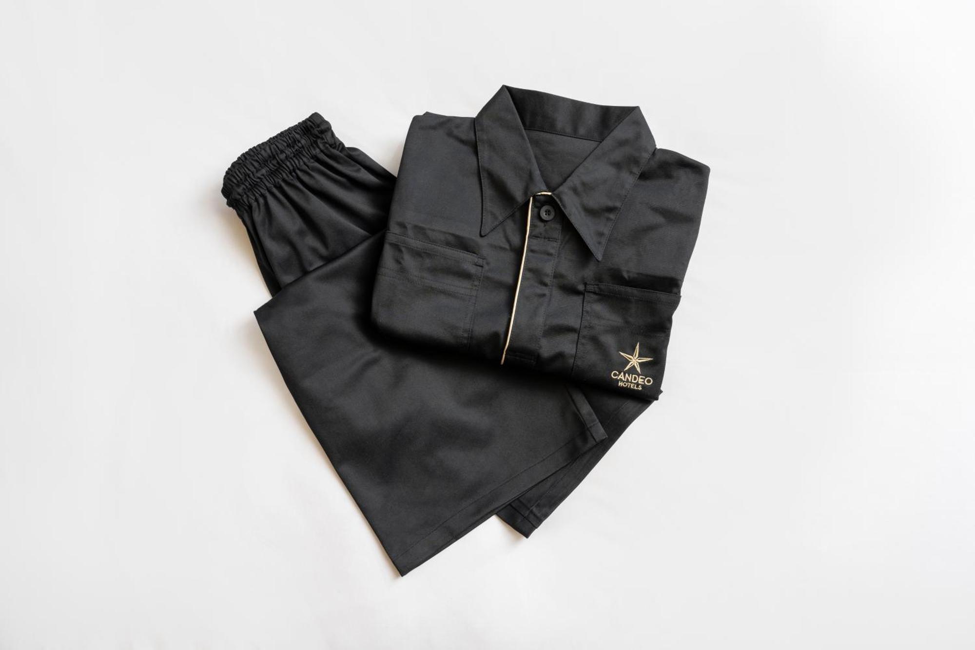 Candeo Hotels Osaka The Tower 객실 사진 A set of black overalls