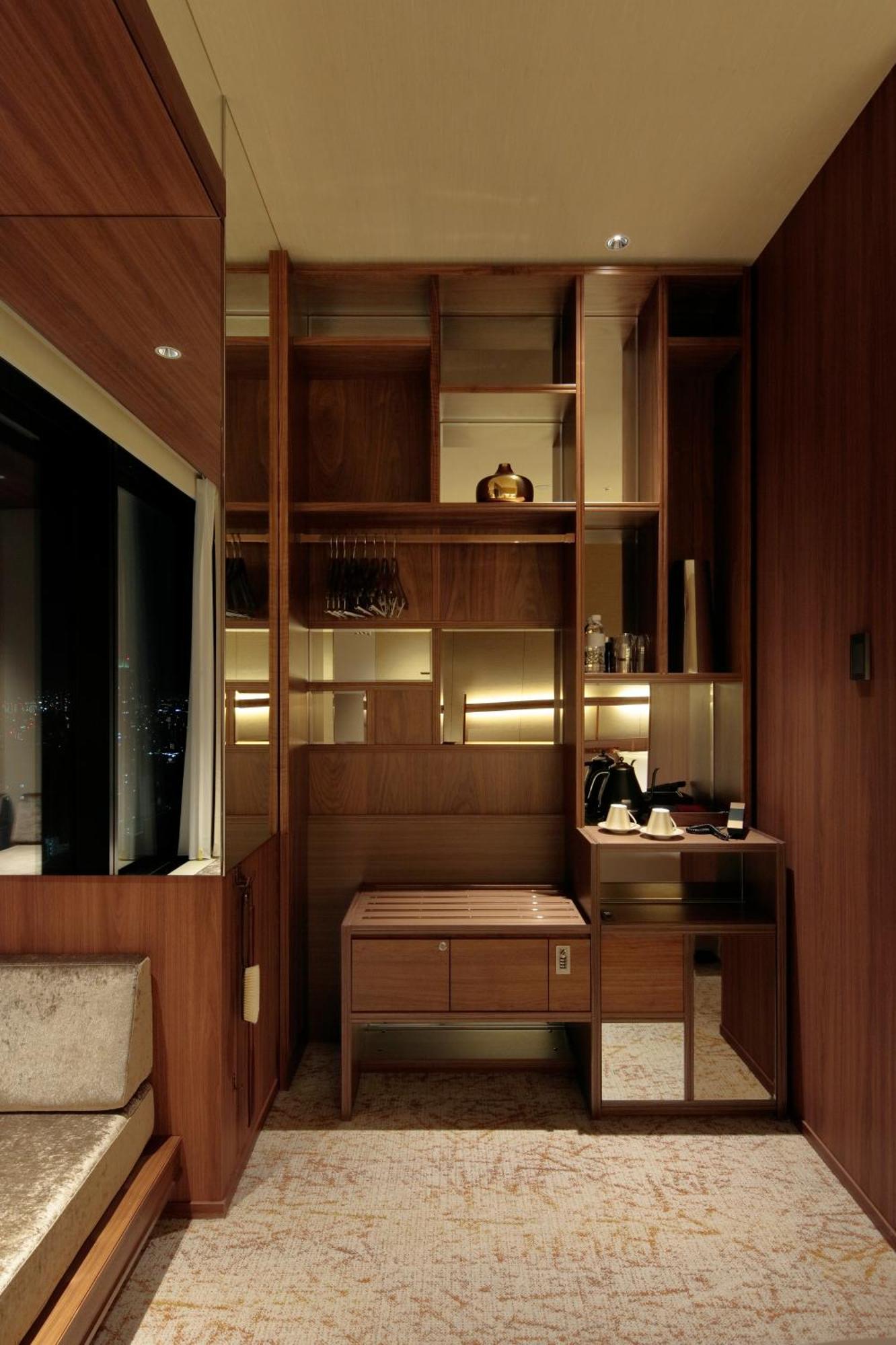 Candeo Hotels Osaka The Tower 객실 사진 A wet bar in a hotel room