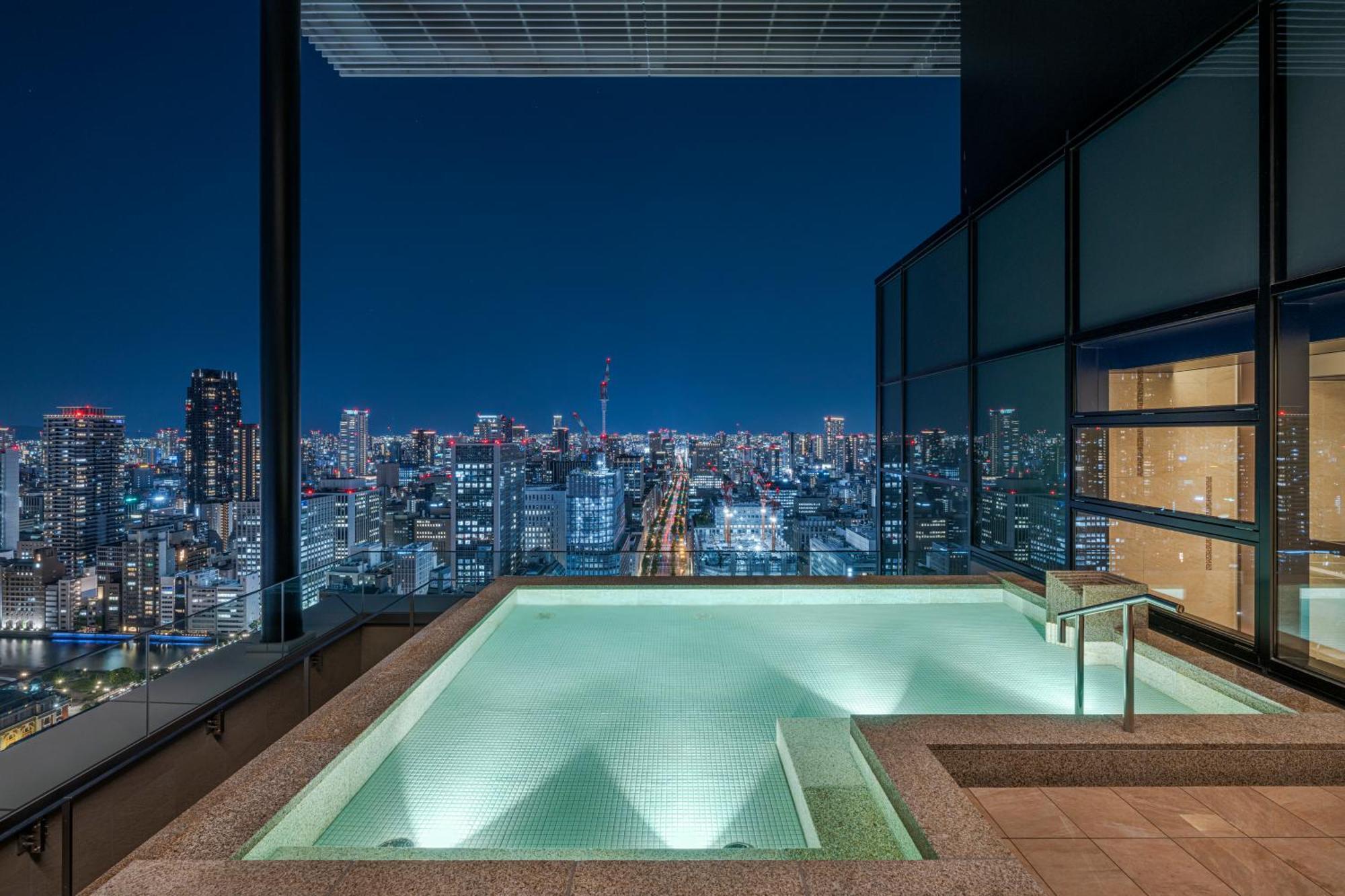 Candeo Hotels Osaka The Tower 외부 사진 The rooftop pool at the Ritz-Carlton, Tokyo