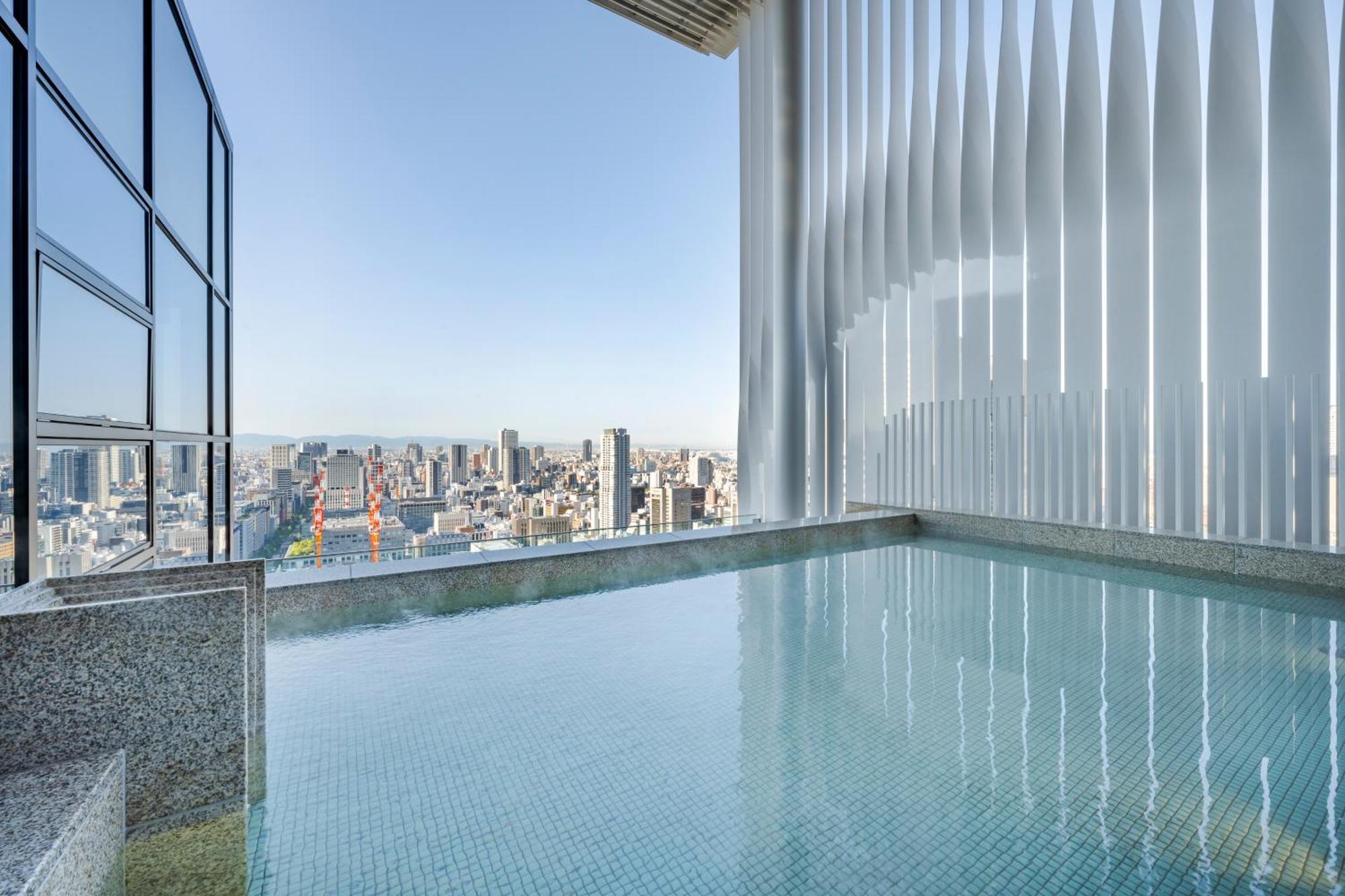 Candeo Hotels Osaka The Tower 외부 사진 The pool at the top of the hotel