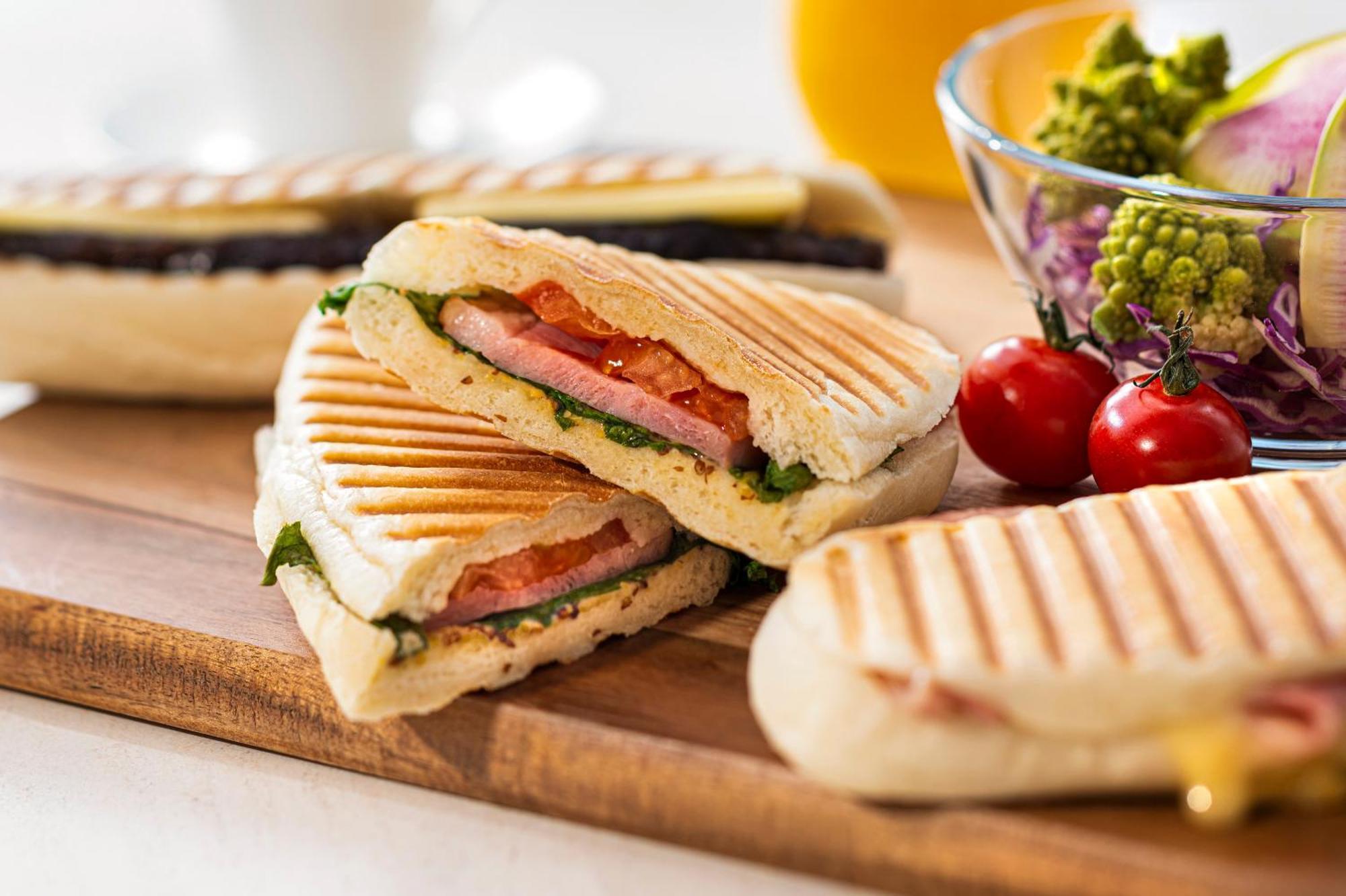 Candeo Hotels Osaka The Tower 외부 사진 A ham and cheese panini