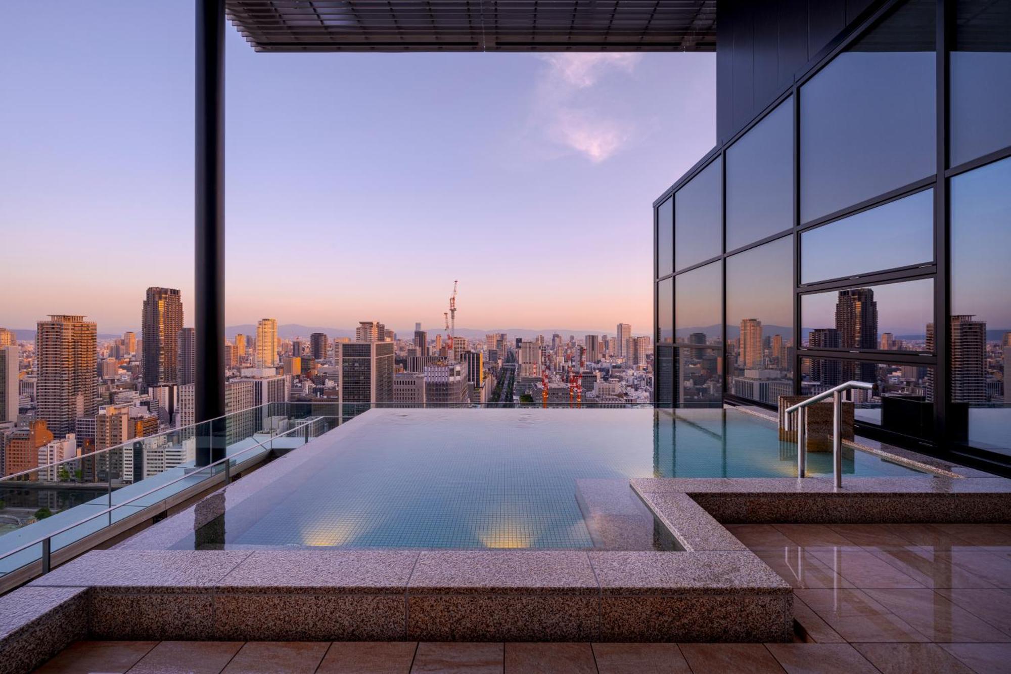 Candeo Hotels Osaka The Tower 외부 사진 A rooftop onsen in Tokyo